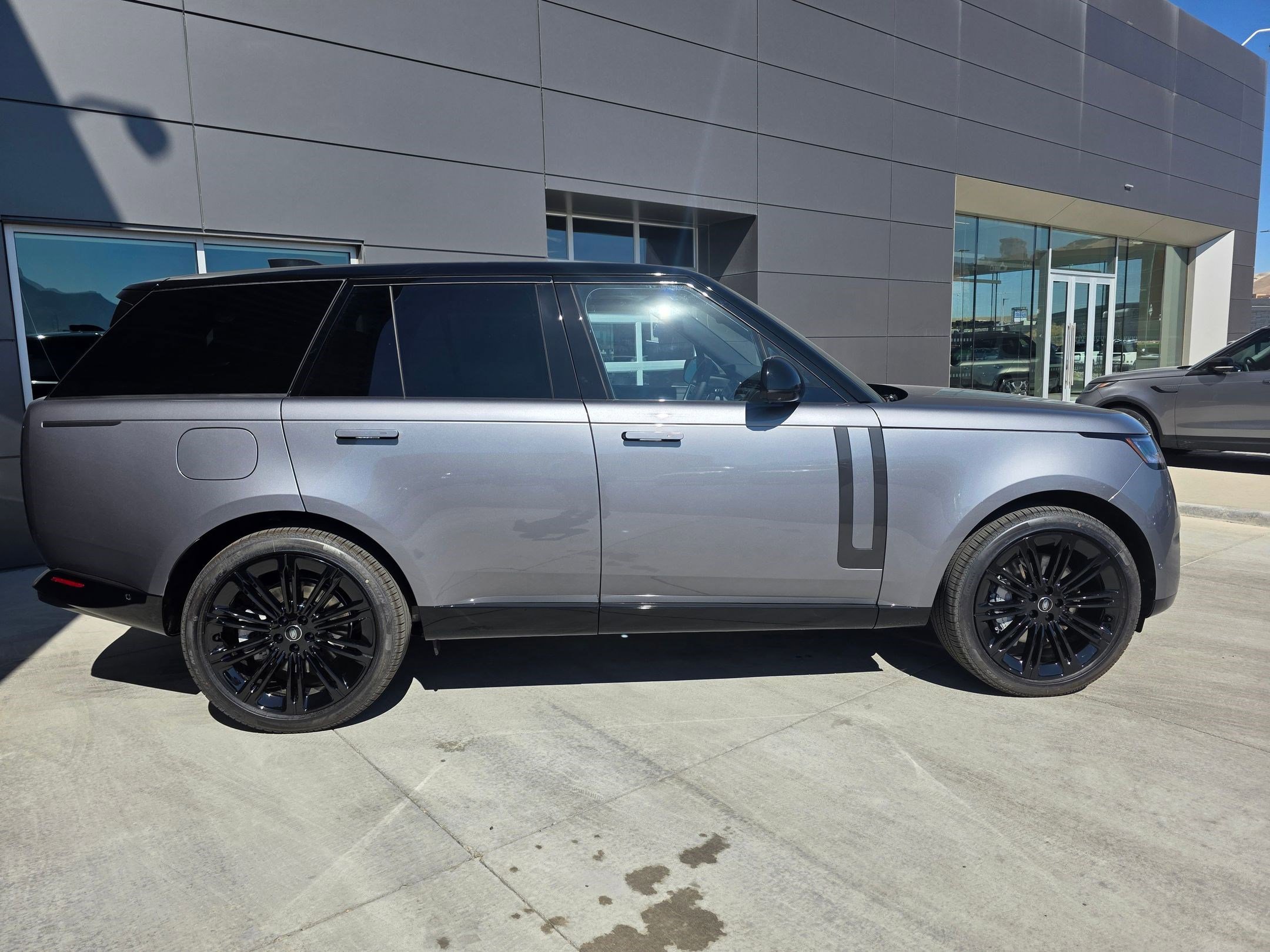 2025 Land Rover Range Rover SE photo 2
