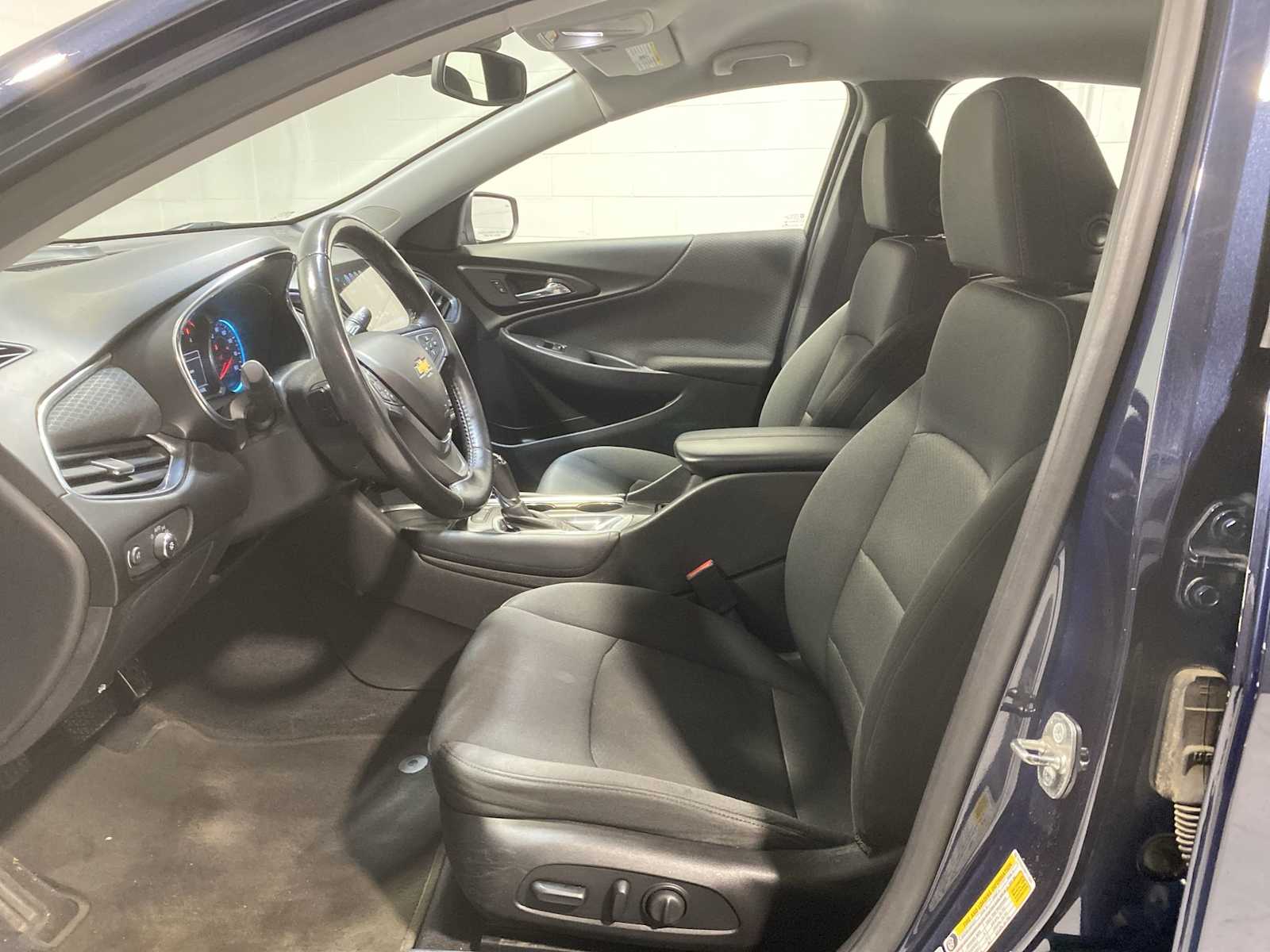 2016 Chevrolet Malibu 1LT photo 2