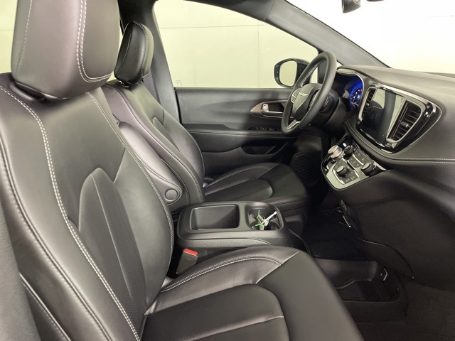2025 Chrysler Pacifica photo 12