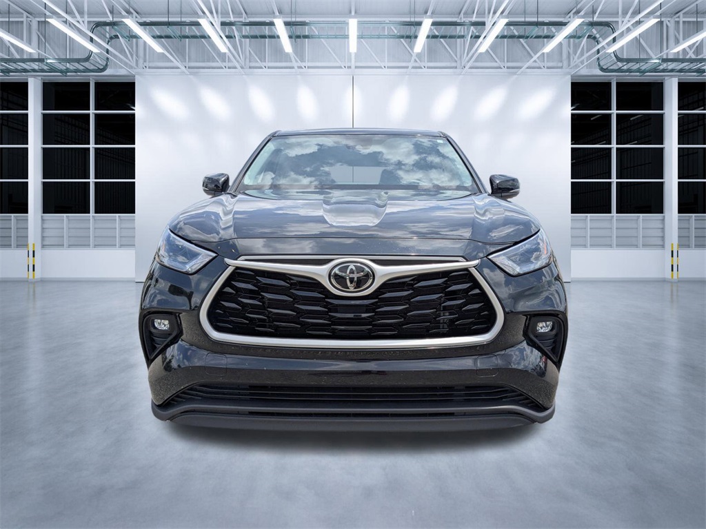 2023 Toyota Highlander LE photo 6
