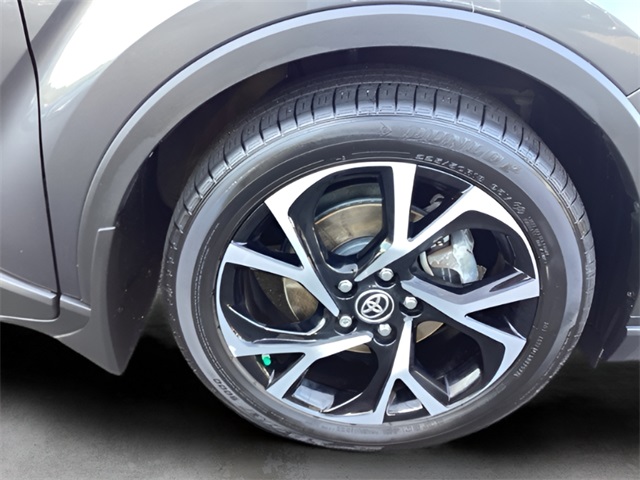 2022 Toyota C-HR XLE photo 12