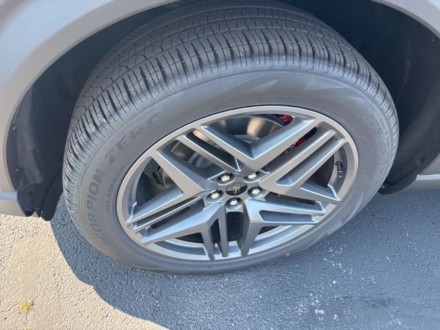 2025 Ford Explorer ST-Line photo 2