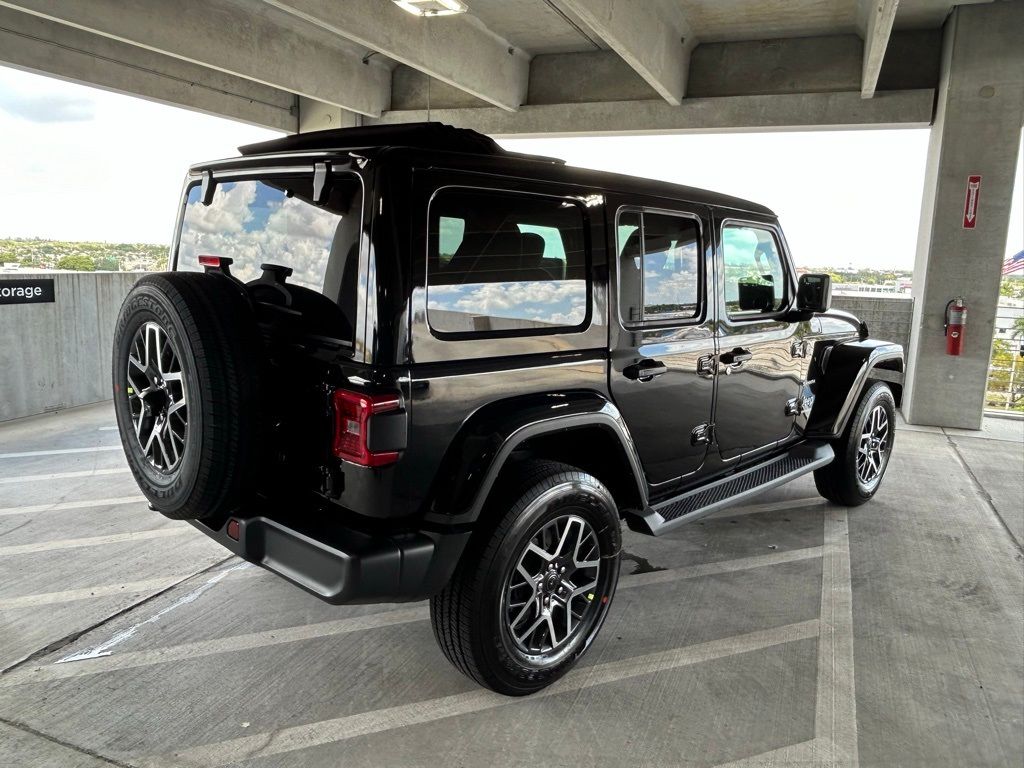 2024 Jeep Wrangler Sahara photo 3
