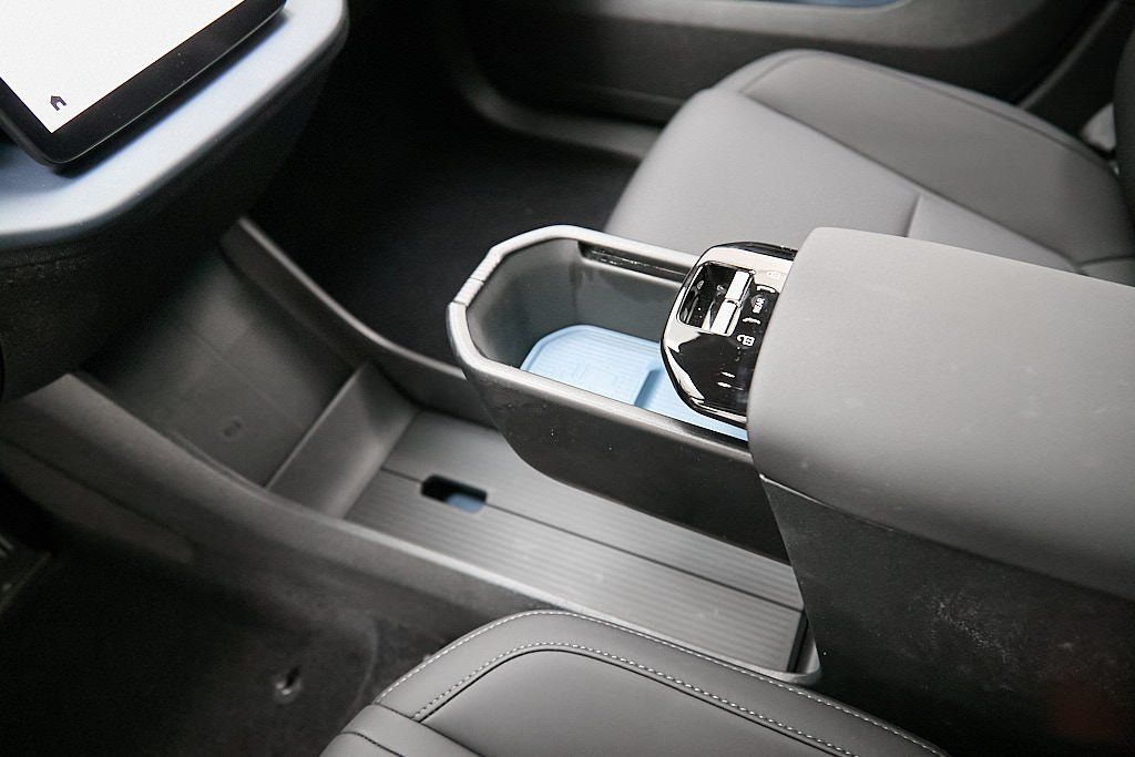 2025 VOLVO EX30 - Image 16