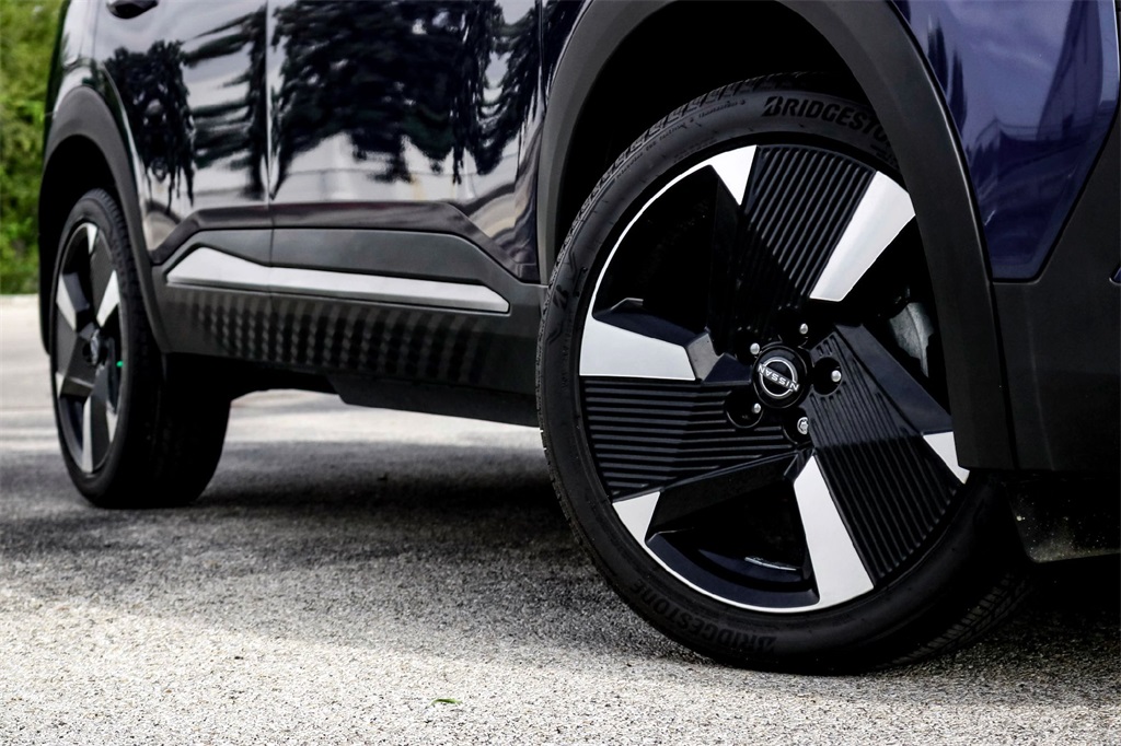2025 Nissan Kicks SR photo 2