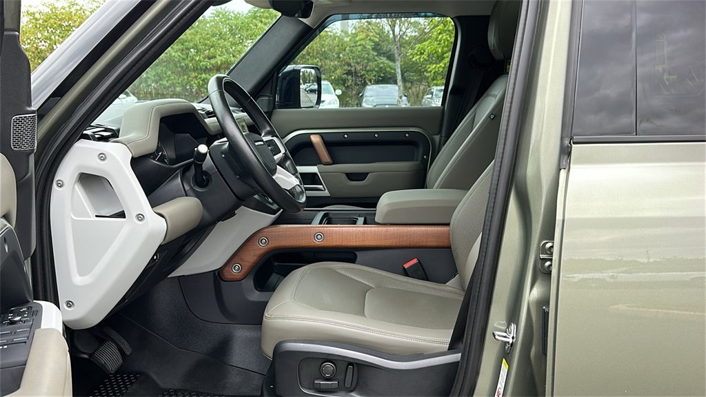 2023 Land Rover Defender 110 SE photo 8