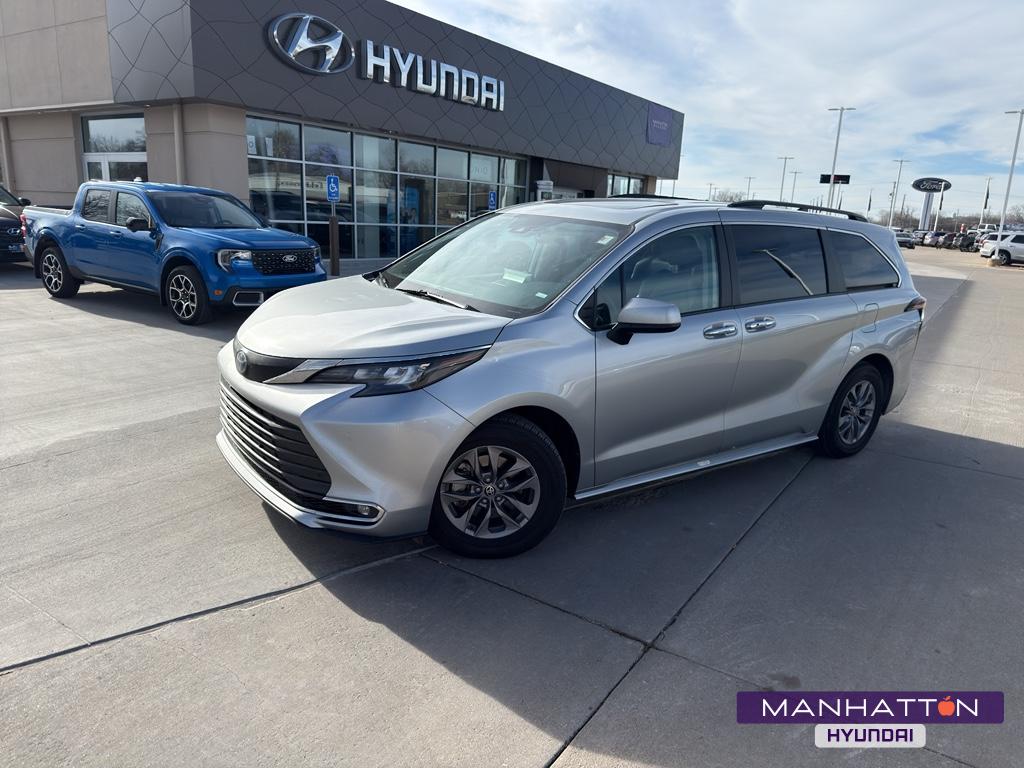 2024 Toyota Sienna XLE's photo