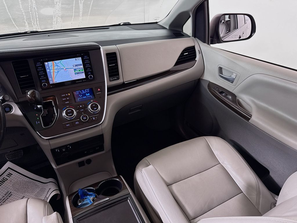 2018 Toyota Sienna XLE Premium photo 4