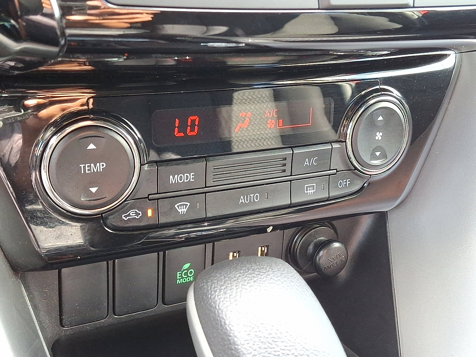2022 Mitsubishi Eclipse Cross LE photo 13