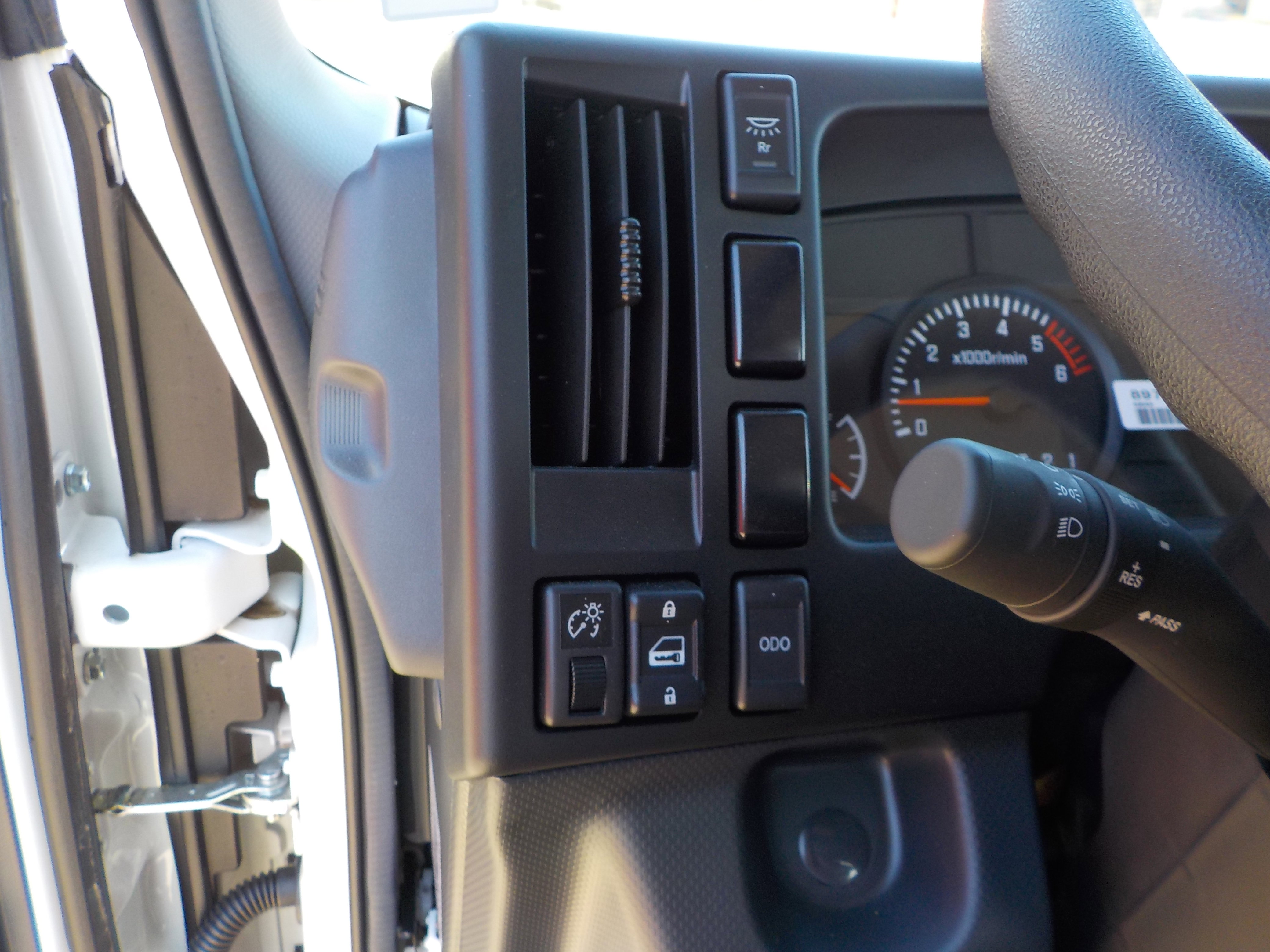 2025 Isuzu NRR photo 4