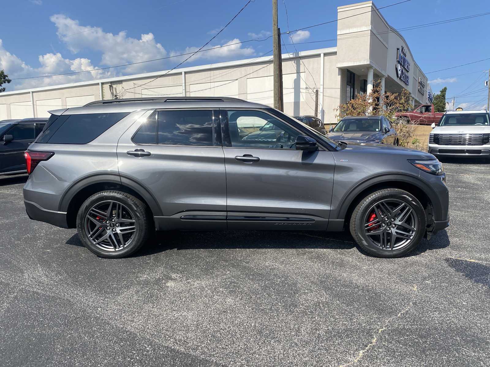 2025 Ford Explorer ST-Line photo 4
