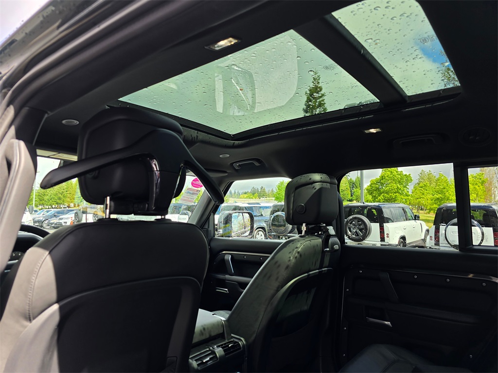 2025 Land Rover Defender 130 X-Dynamic SE photo 24