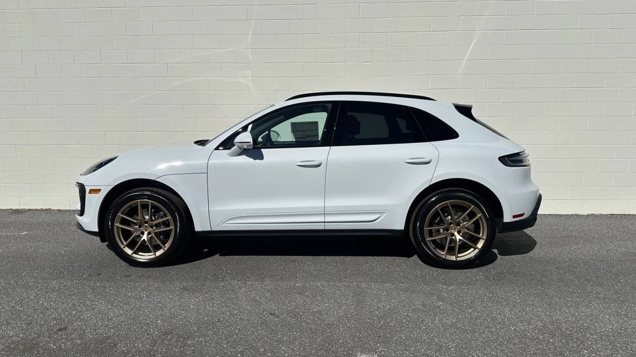 2025 Porsche Macan Base photo 2