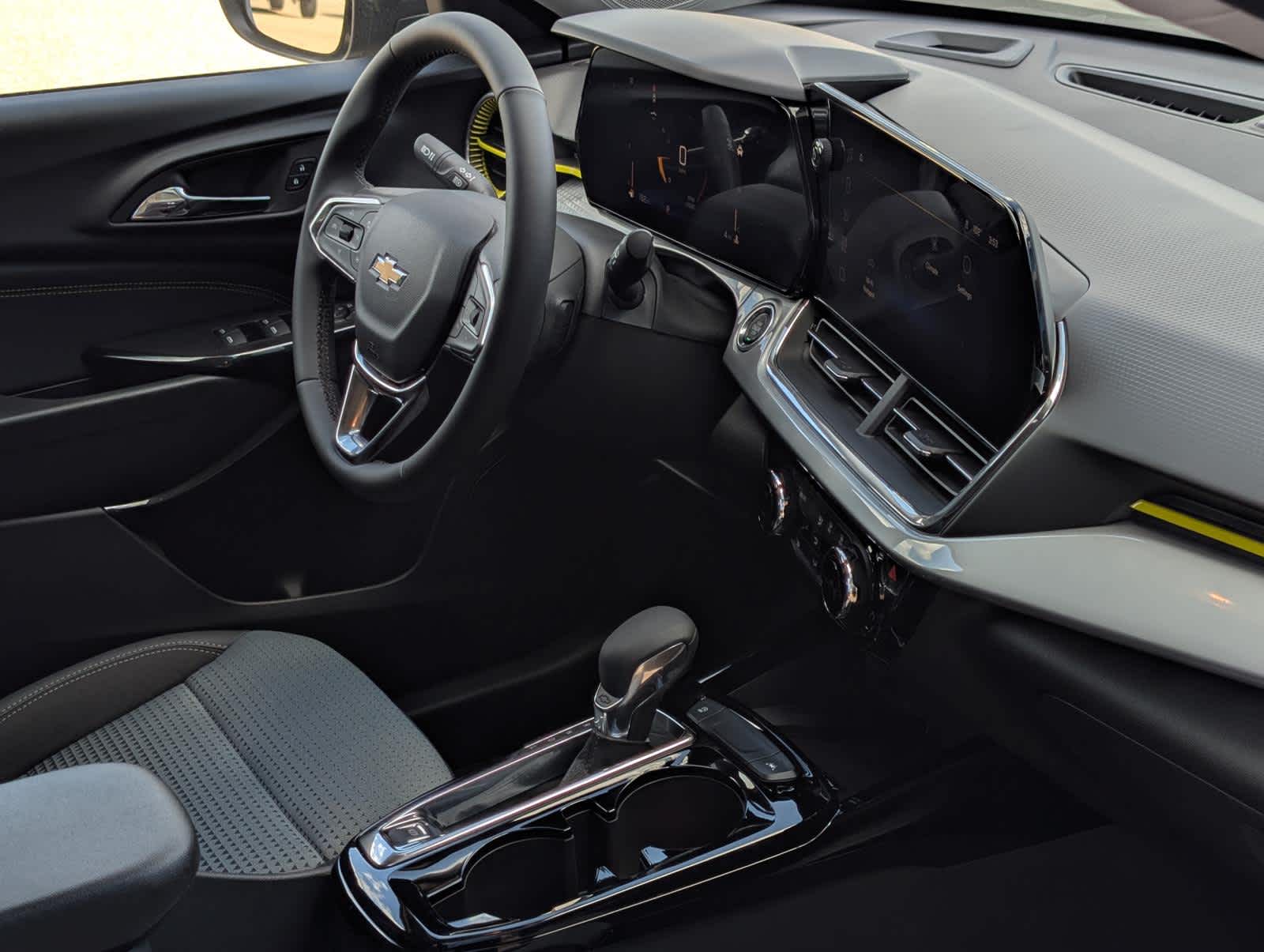 2025 Chevrolet Trax LT photo 7
