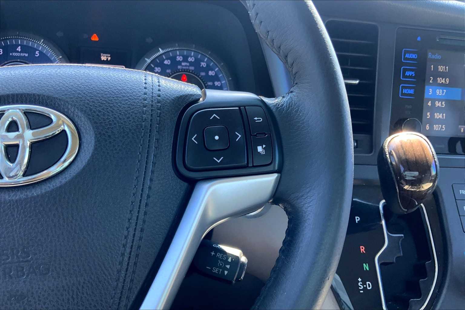 2017 Toyota Sienna XLE photo 21