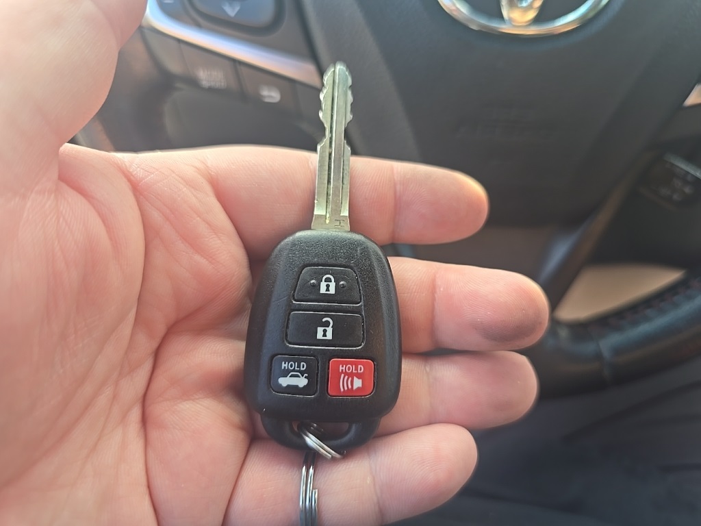 2016 Toyota Camry XSE photo 17