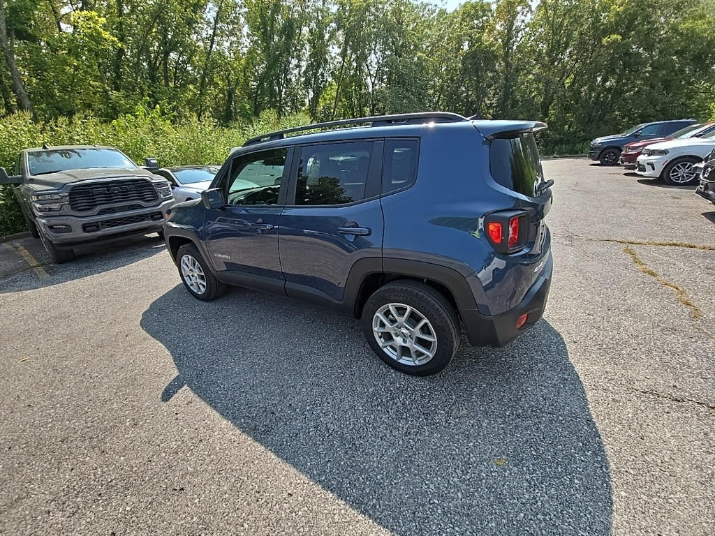 2022 Jeep Renegade Latitude photo 2