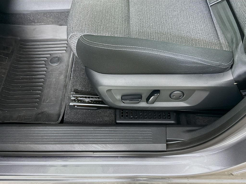 2022 Nissan Rogue SV photo 18