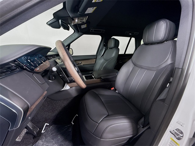 2025 Land Rover Range Rover SE photo 11