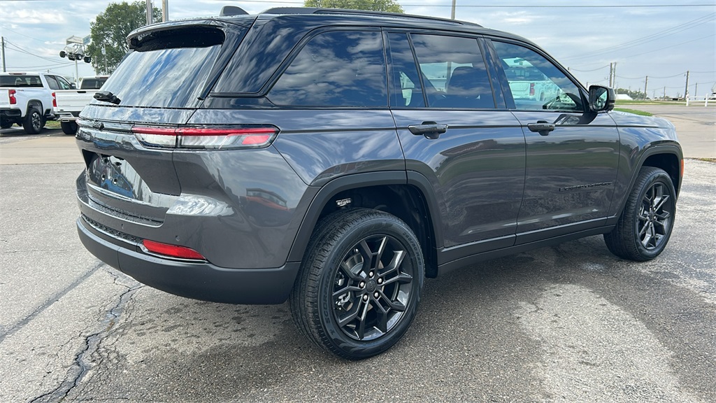 2025 Jeep Grand Cherokee Limited photo 3