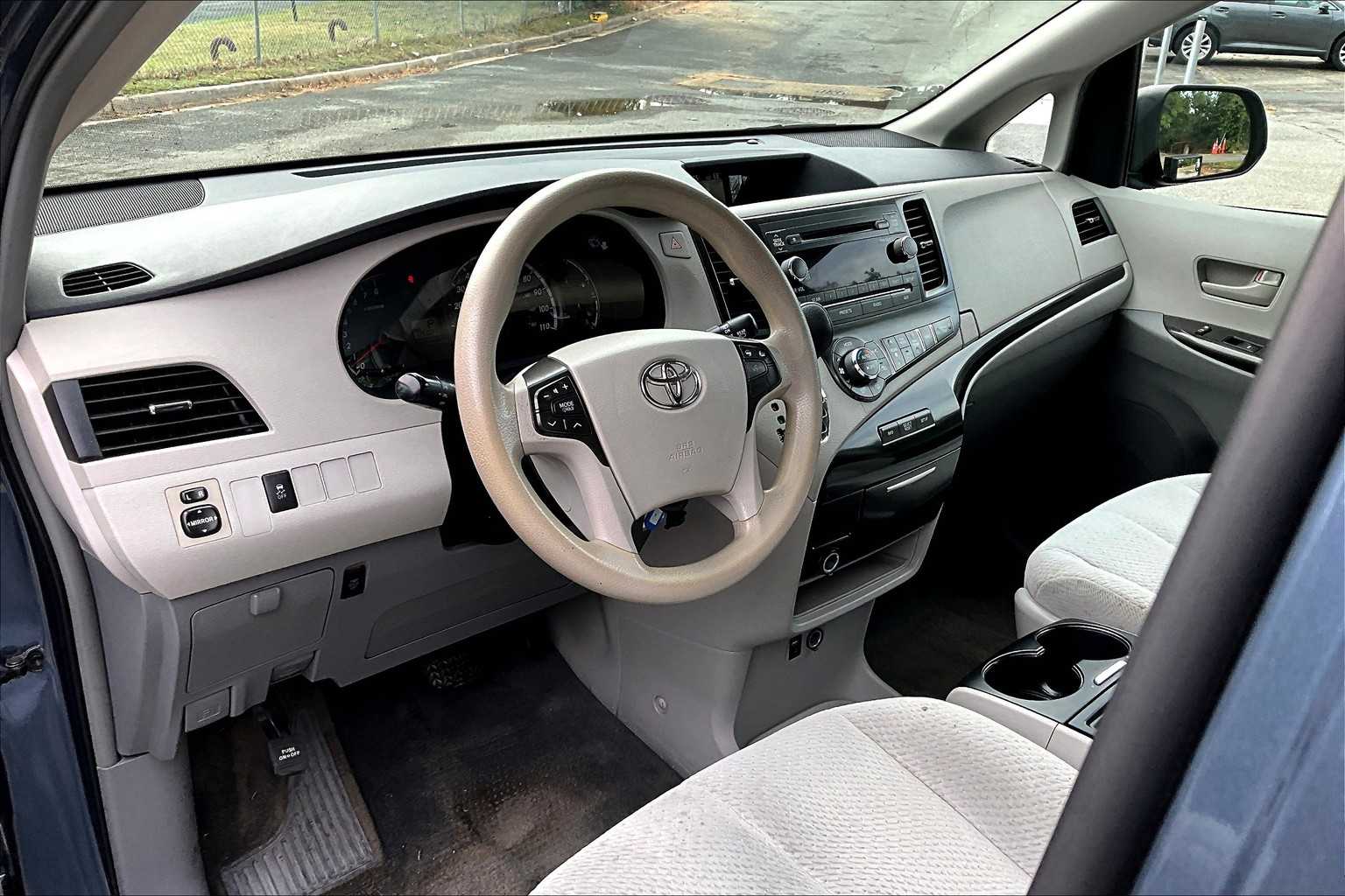 2014 Toyota Sienna LE photo 16