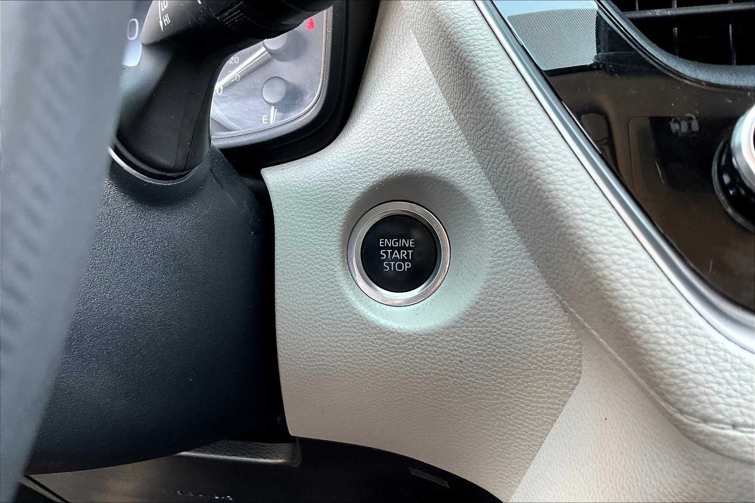 2023 Toyota Corolla Cross LE photo 32