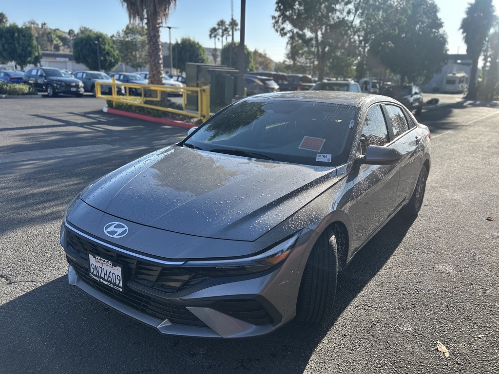 2024 Hyundai Elantra SEL photo 3