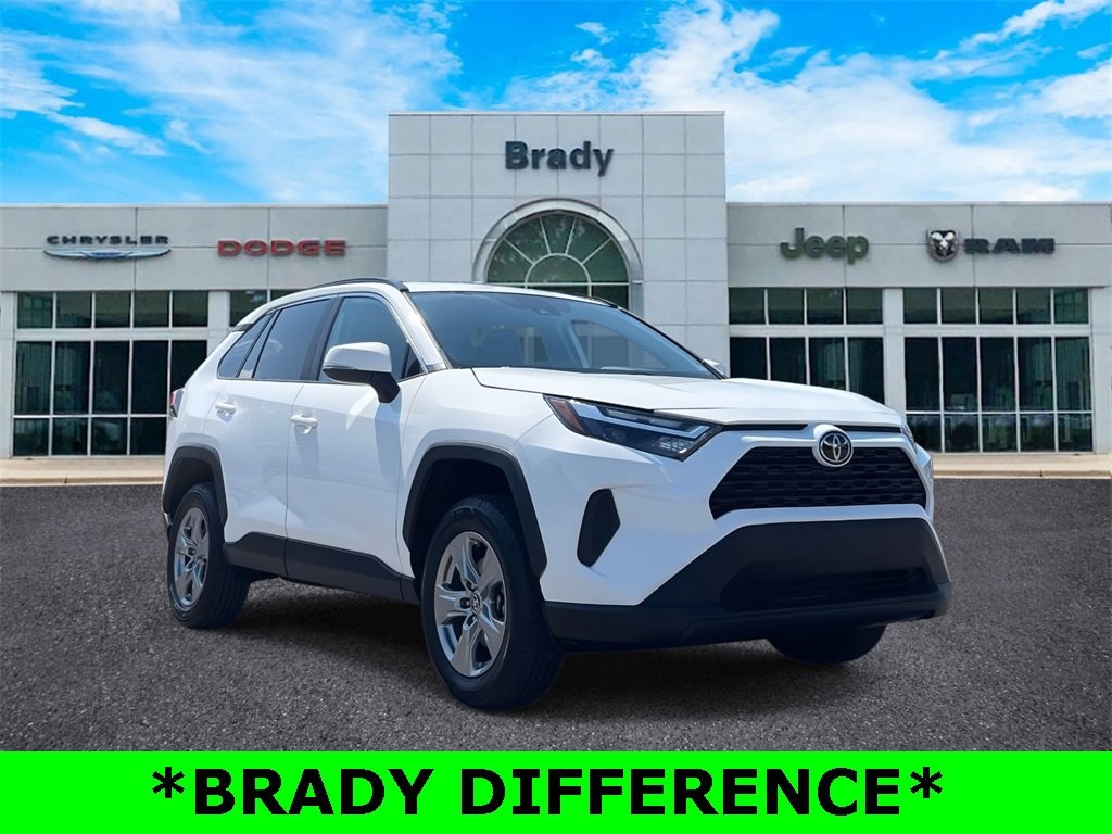 2024 Toyota RAV4 XLE's photo