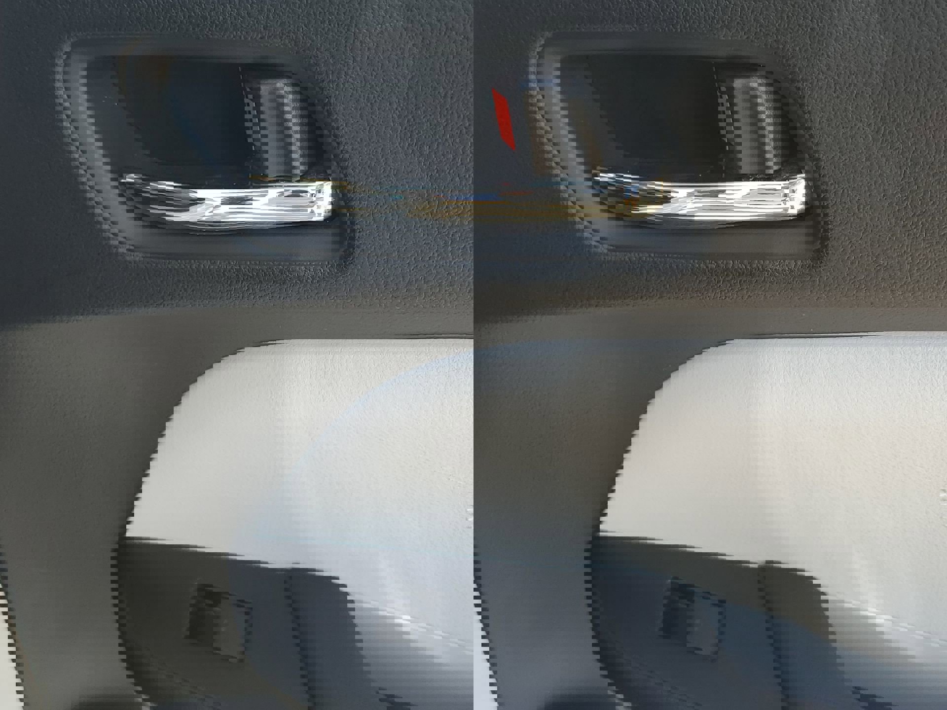 2022 Toyota Prius L photo 37