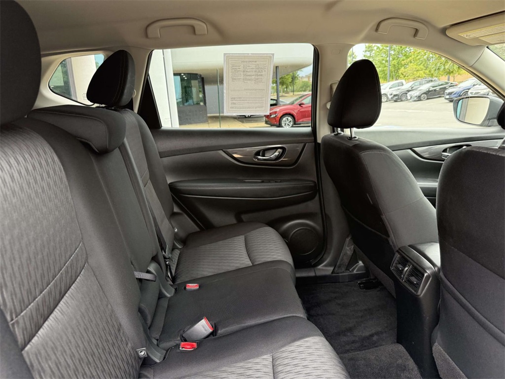 2019 Nissan Rogue SV photo 14