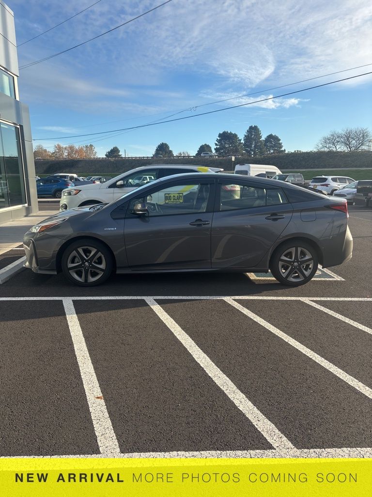 2020 Toyota Prius L photo 2