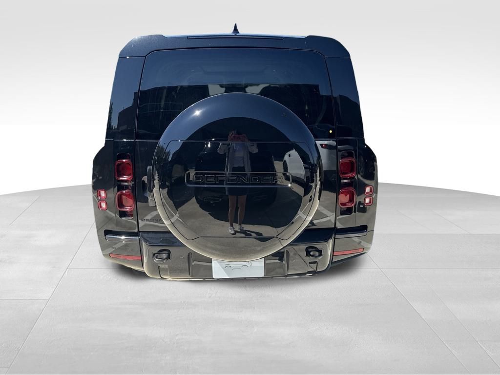 2025 Land Rover Defender 130 X-Dynamic SE photo 17