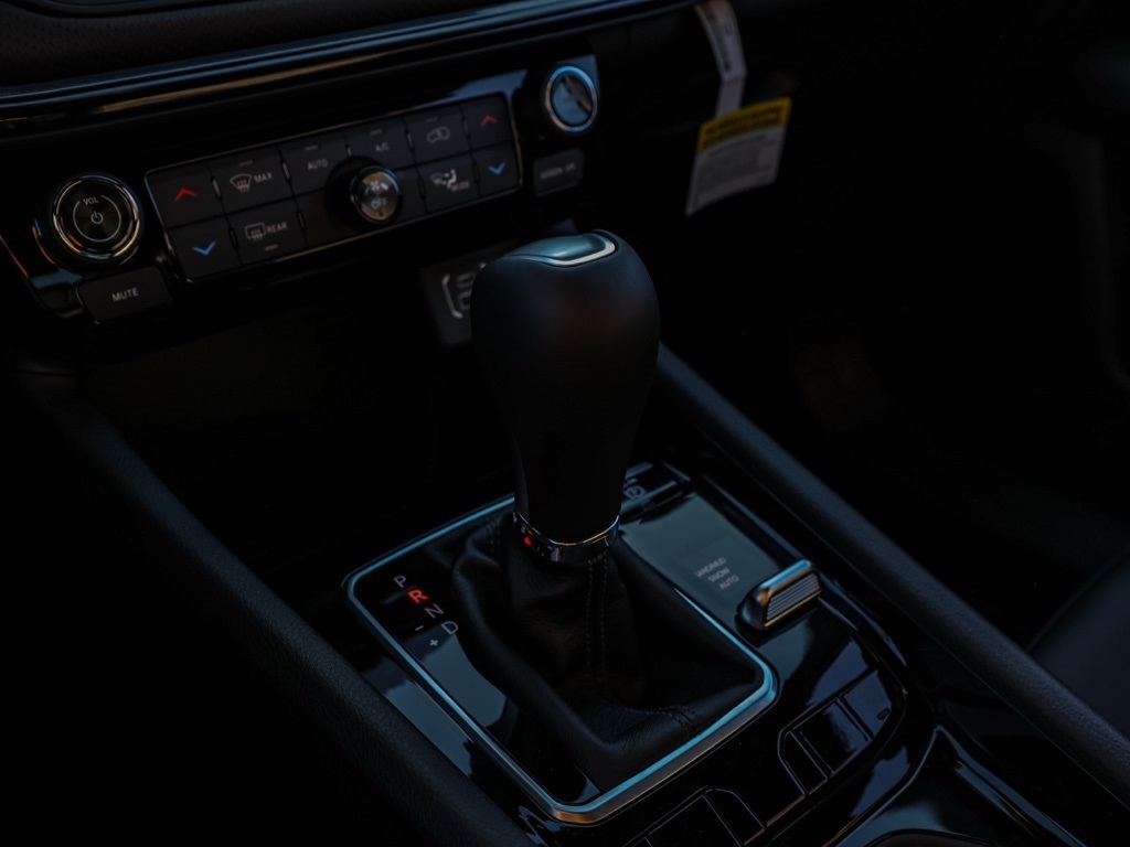 New 2026 Diamond Black Crystal Pearl-Coat Exterior Paint Jeep Latitude image 29