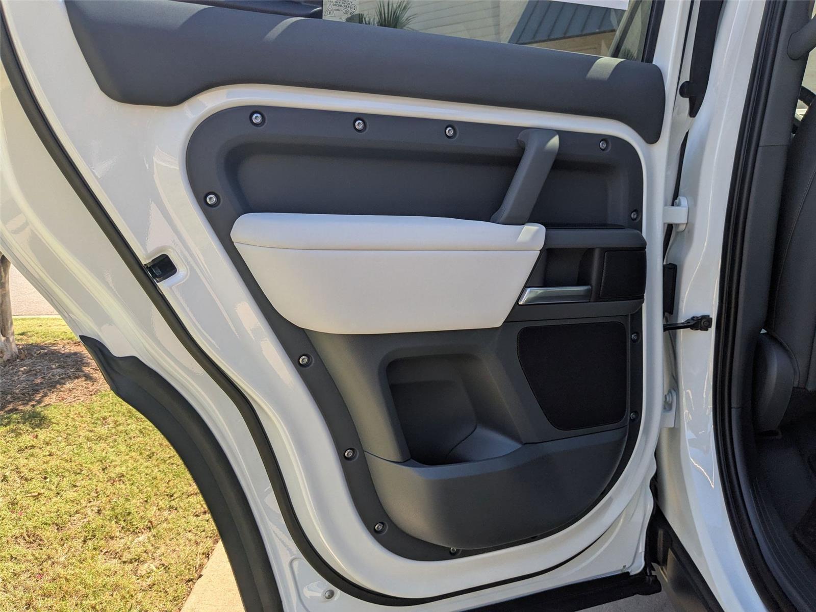 2026 Land Rover Defender 110 S photo 24