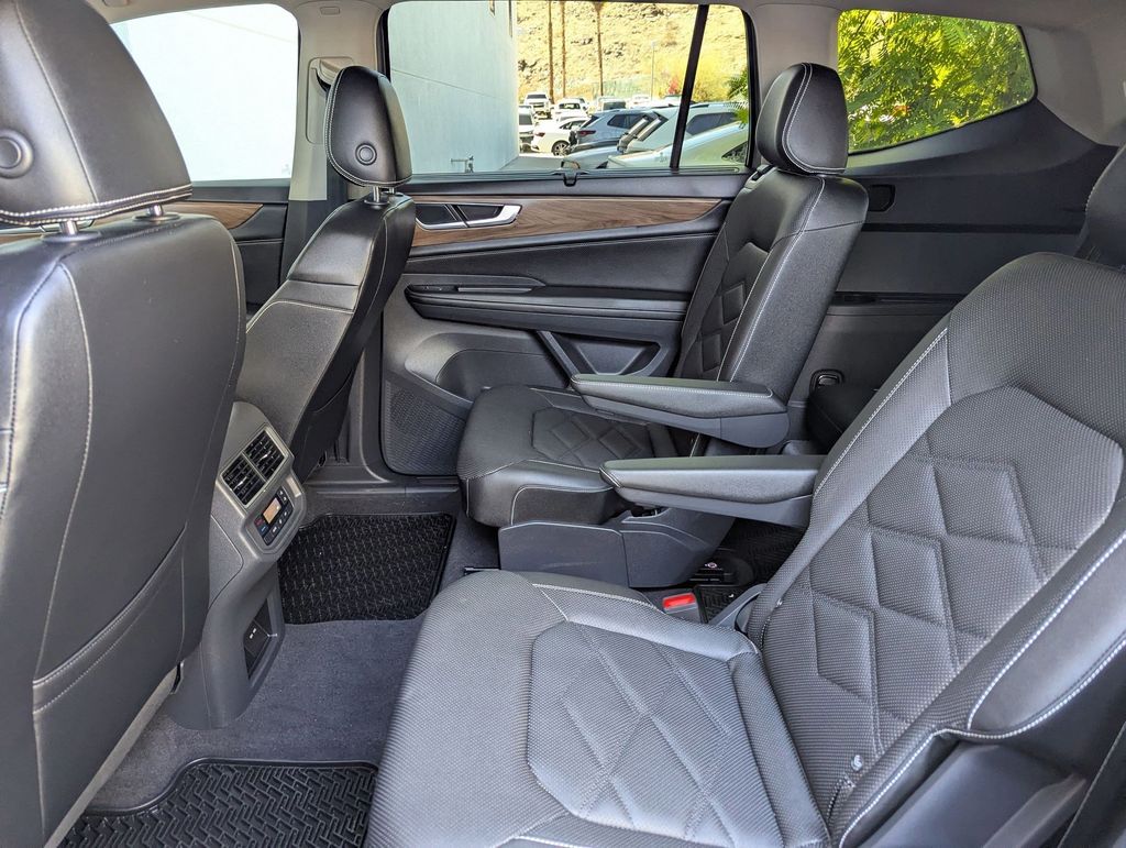 2024 Volkswagen Atlas SE Technology photo 17