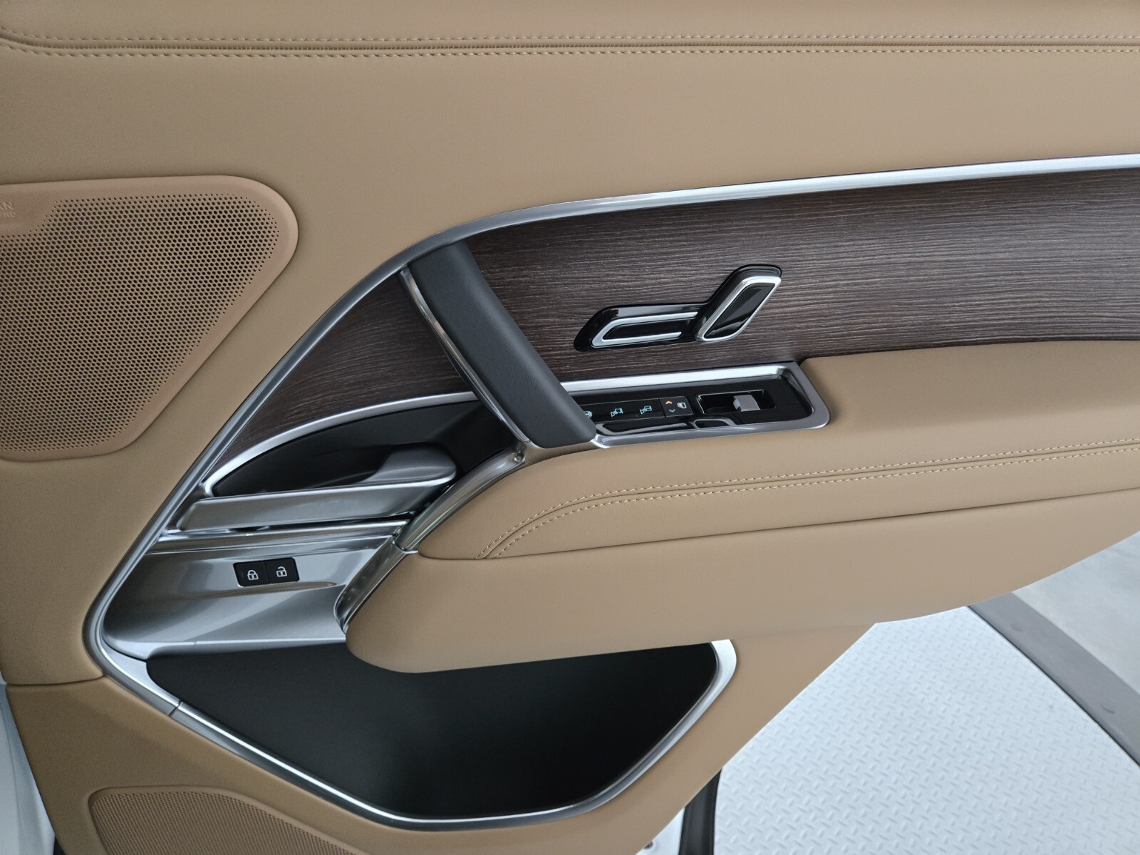 2025 Land Rover Range Rover SE photo 20