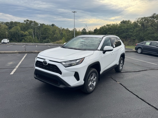 2025 Toyota RAV4 XLE photo 7