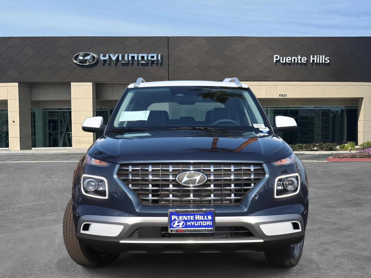 2025 Hyundai Venue Limited photo 2