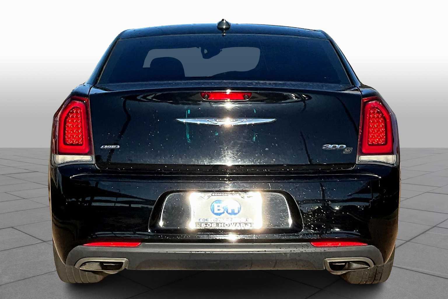 2017 Chrysler 300 photo 4