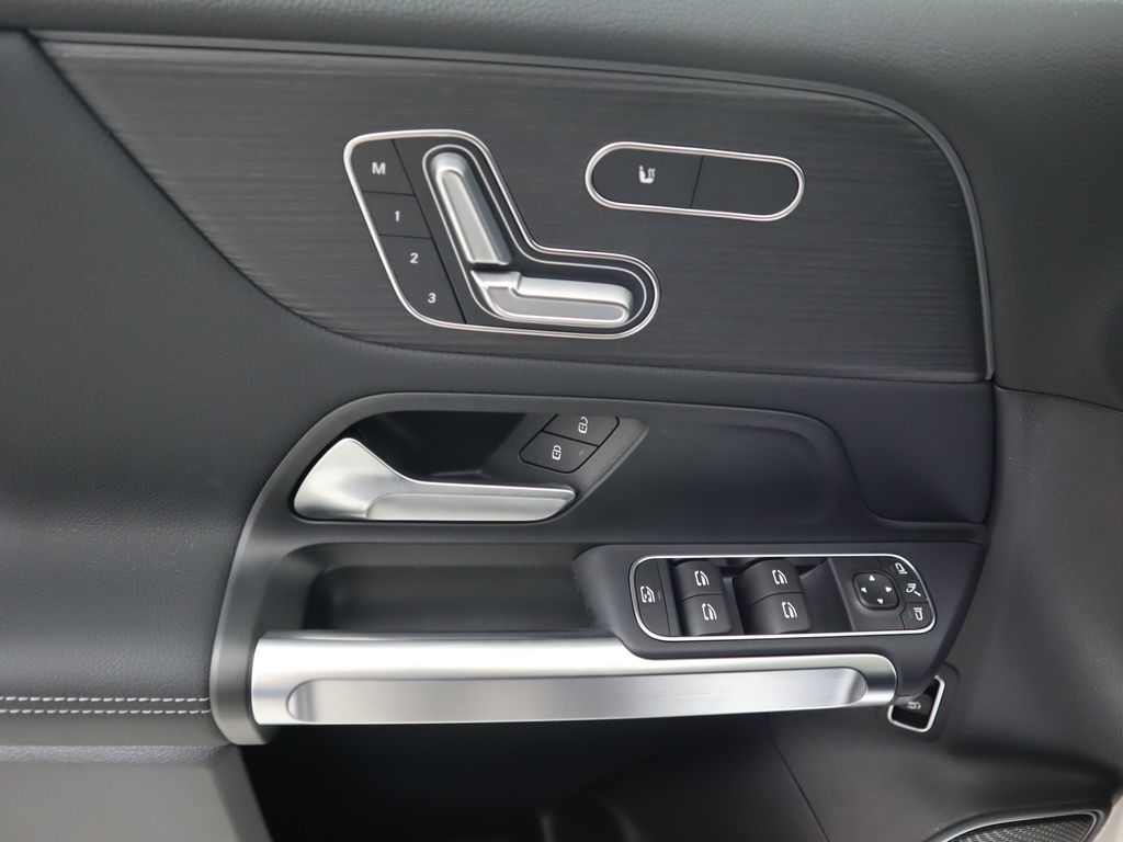 2025 Mercedes Benz EQB photo 22