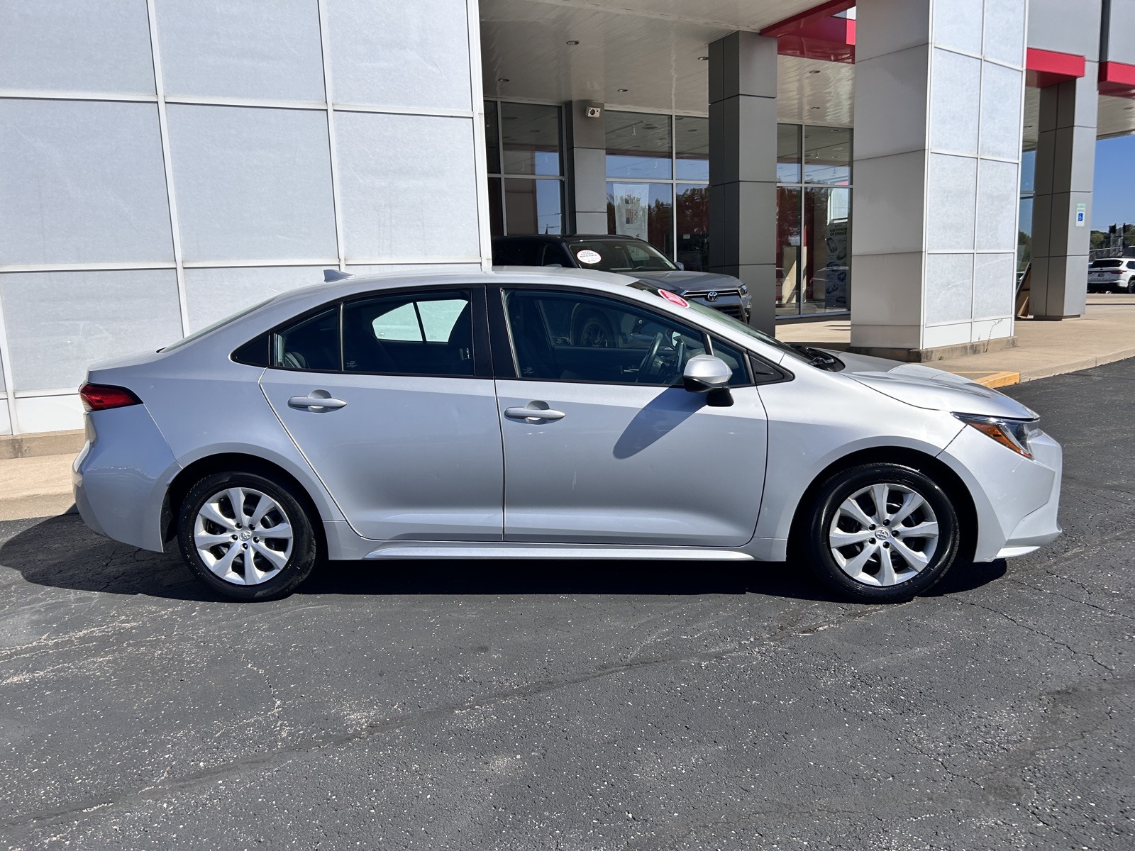 2021 Toyota Corolla LE photo 2