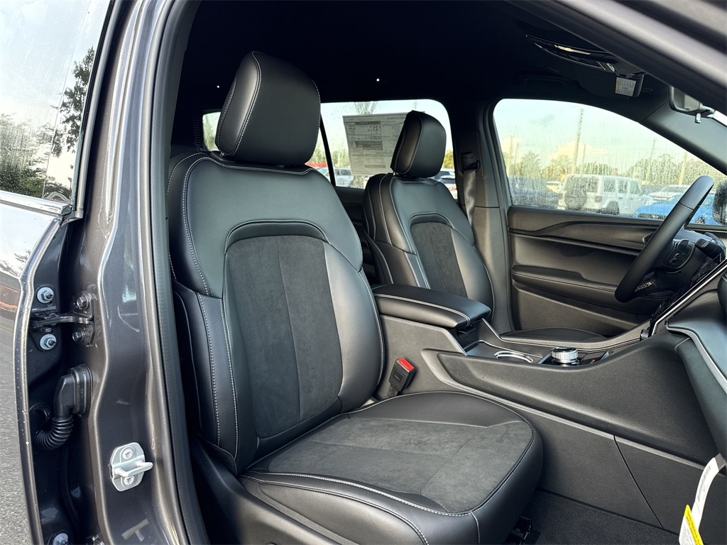 2025 Jeep Grand Cherokee Altitude photo 25