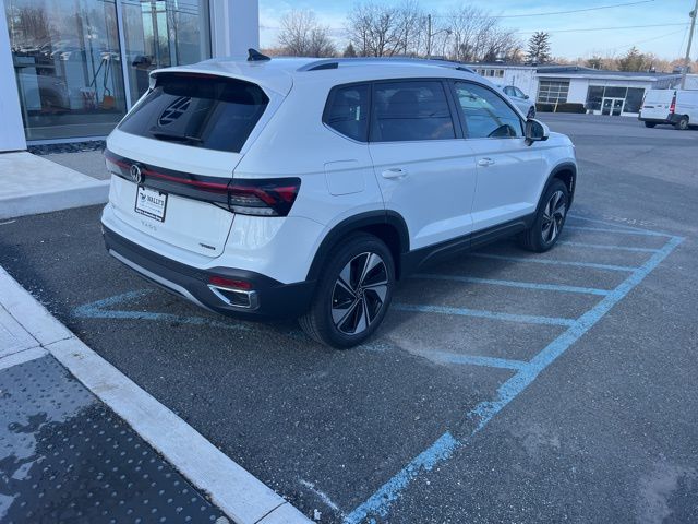 2025 Volkswagen Taos SE photo 3