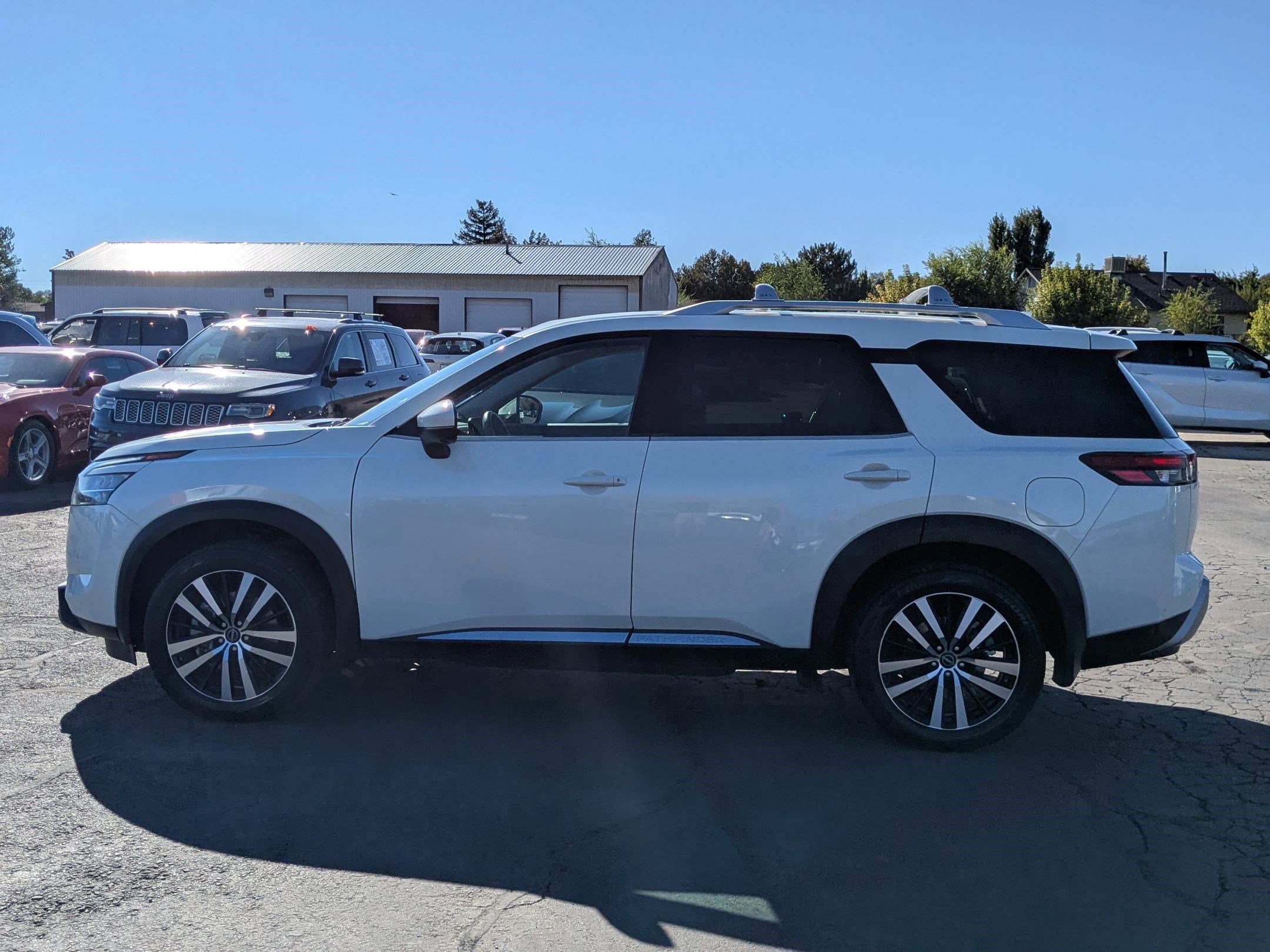2023 Nissan Pathfinder Platinum photo 6