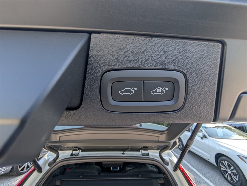 2026 Volvo XC60 B5 Black Edition photo 5
