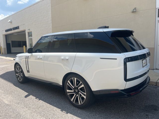 2023 Land Rover Range Rover SE photo 6