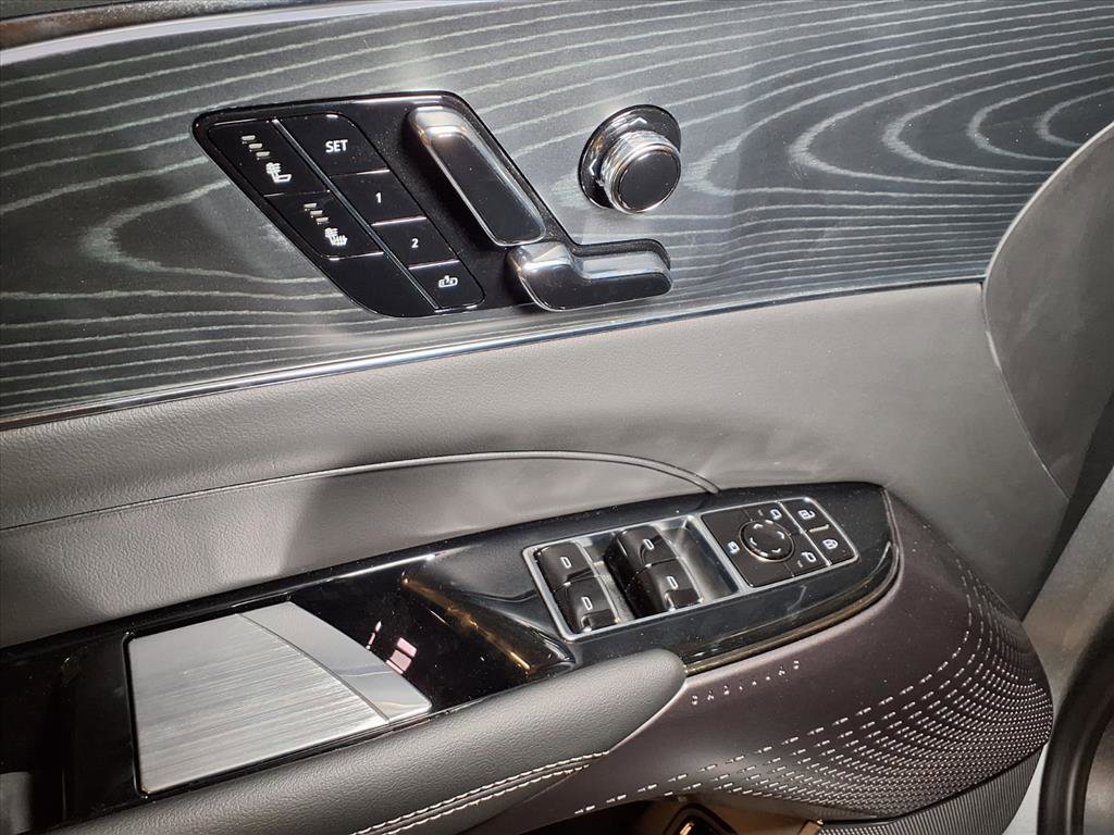 2025 Cadillac Lyriq Luxury photo 16