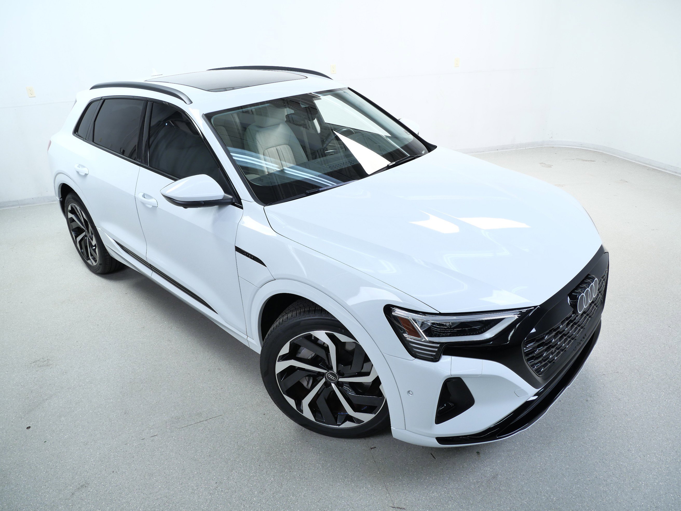 2024 Audi Q8 E-tron Premium Plus photo 3