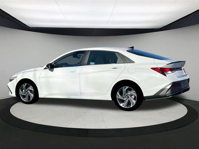 2025 Hyundai Elantra SEL Sport photo 4