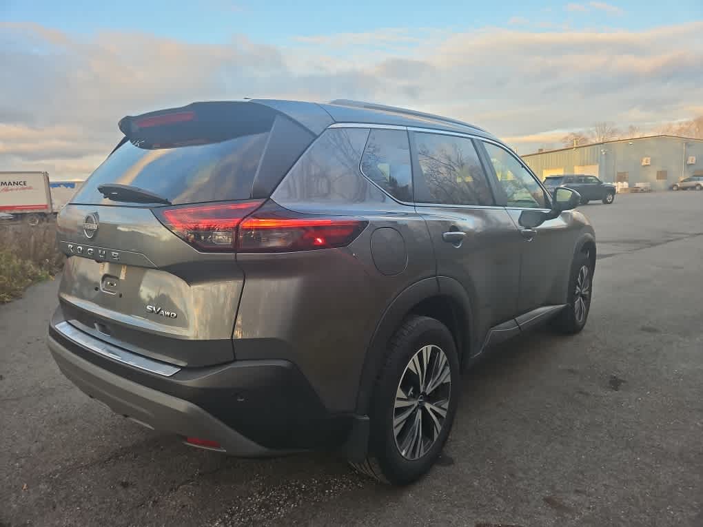 2022 Nissan Rogue SV photo 2